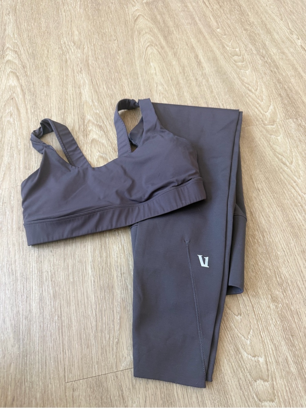 VUORI stride sports bra and Evolve matching leggings set bra size S leggings szM